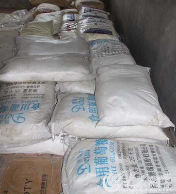 食品制假售假黑窝点3种原料造出30种产品 包装材料